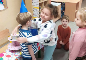 Kajtuś przyjmuje życzenia urodzinowe.