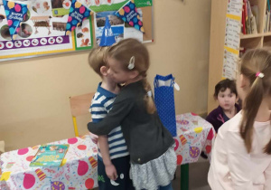 Kajtuś przyjmuje życzenia urodzinowe.