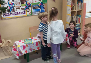 Kajtuś przyjmuje życzenia urodzinowe.