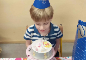 Kajtuś przyjmuje życzenia urodzinowe.