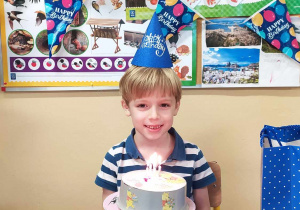 Kajtuś przyjmuje życzenia urodzinowe.