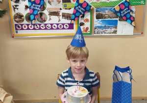 Kajtuś przyjmuje życzenia urodzinowe.