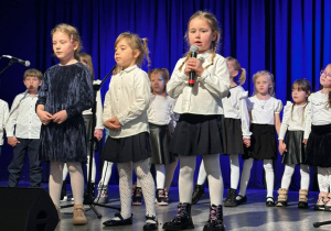 Dzieci na scenie MOK- u występują z okazji Kiermaszu Bożonarodzeniowego.