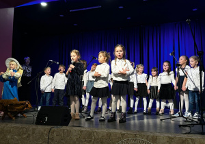 Dzieci na scenie MOK- u występują z okazji Kiermaszu Bożonarodzeniowego.