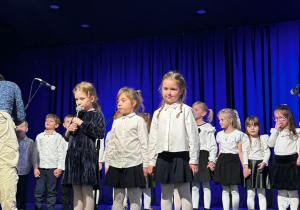 Dzieci na scenie MOK- u występują z okazji Kiermaszu Bożonarodzeniowego.