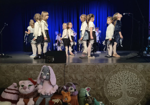 Dzieci na scenie MOK- u występują z okazji Kiermaszu Bożonarodzeniowego.