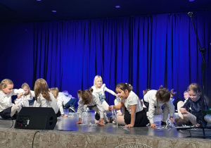 Dzieci na scenie MOK- u występują z okazji Kiermaszu Bożonarodzeniowego.