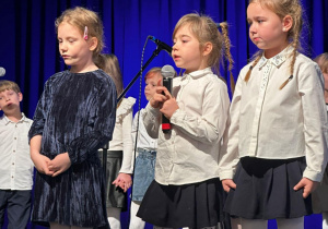 Dzieci na scenie MOK- u występują z okazji Kiermaszu Bożonarodzeniowego.