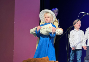 Dzieci na scenie MOK- u występują z okazji Kiermaszu Bożonarodzeniowego.