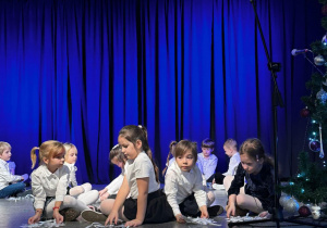 Dzieci na scenie MOK- u występują z okazji Kiermaszu Bożonarodzeniowego.