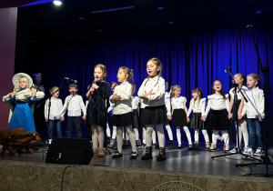 Dzieci na scenie MOK- u występują z okazji Kiermaszu Bożonarodzeniowego.