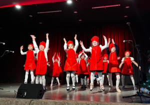 Dzieci na scenie MOK- u występują z okazji Kiermaszu Bożonarodzeniowego.