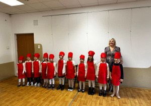 Dzieci na scenie MOK- u występują z okazji Kiermaszu Bożonarodzeniowego.