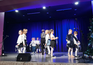 Dzieci na scenie MOK- u występują z okazji Kiermaszu Bożonarodzeniowego.