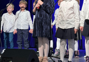 Dzieci na scenie MOK- u występują z okazji Kiermaszu Bożonarodzeniowego.