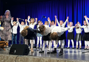 Dzieci na scenie MOK- u występują z okazji Kiermaszu Bożonarodzeniowego.