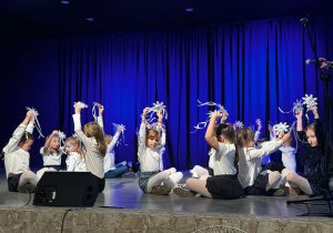 Dzieci na scenie MOK- u występują z okazji Kiermaszu Bożonarodzeniowego.