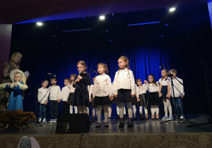Dzieci na scenie MOK- u występują z okazji Kiermaszu Bożonarodzeniowego.