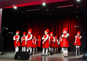Dzieci na scenie MOK- u występują z okazji Kiermaszu Bożonarodzeniowego.