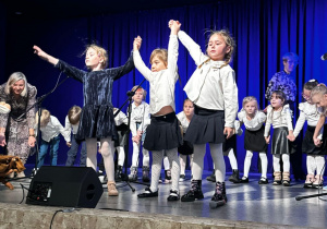 Dzieci na scenie MOK- u występują z okazji Kiermaszu Bożonarodzeniowego.