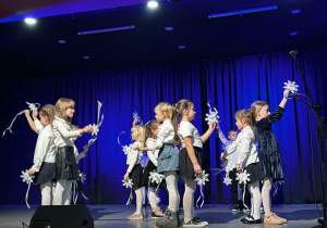 Dzieci na scenie MOK- u występują z okazji Kiermaszu Bożonarodzeniowego.