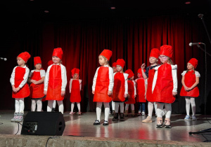 Dzieci na scenie MOK- u występują z okazji Kiermaszu Bożonarodzeniowego.