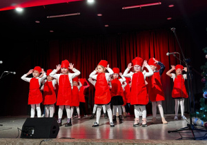 Dzieci na scenie MOK- u występują z okazji Kiermaszu Bożonarodzeniowego.