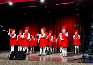Dzieci na scenie MOK- u występują z okazji Kiermaszu Bożonarodzeniowego.
