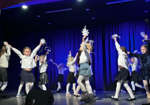 Dzieci na scenie MOK- u występują z okazji Kiermaszu Bożonarodzeniowego.