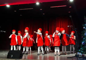 Dzieci na scenie MOK- u występują z okazji Kiermaszu Bożonarodzeniowego.