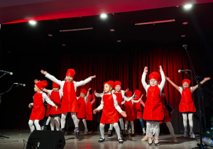 Dzieci na scenie MOK- u występują z okazji Kiermaszu Bożonarodzeniowego.