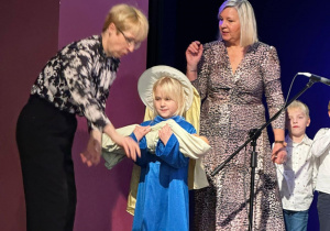 Dzieci na scenie MOK- u występują z okazji Kiermaszu Bożonarodzeniowego.