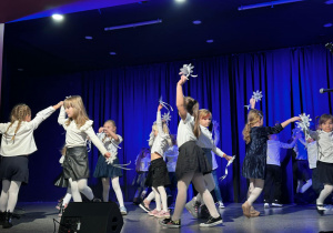 Dzieci na scenie MOK- u występują z okazji Kiermaszu Bożonarodzeniowego.