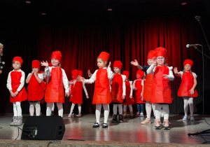 Dzieci na scenie MOK- u występują z okazji Kiermaszu Bożonarodzeniowego.