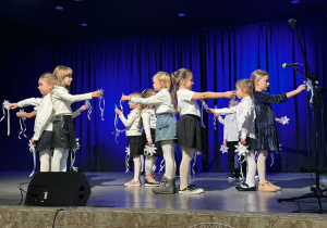 Dzieci na scenie MOK- u występują z okazji Kiermaszu Bożonarodzeniowego.