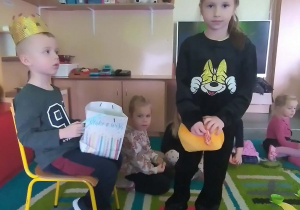 Dziecko składa życzenia jubilatowi.