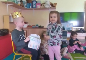 Dziecko składa życzenia jubilatowi.