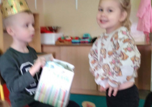 Dziecko składa życzenia jubilatowi.