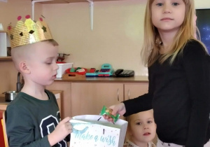 Dziecko składa życzenia jubilatowi.