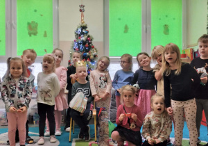 Zdjęcie grupowe z jubilatem.