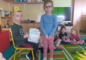 Dziecko składa życzenia jubilatowi.