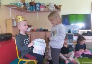 Dziecko składa życzenia jubilatowi.