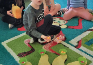 Jubilat rozkłada koraliki na słoneczku urodzinowym.