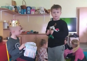 Dziecko składa życzenia jubilatowi.