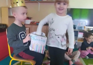 Dziecko składa życzenia jubilatowi.