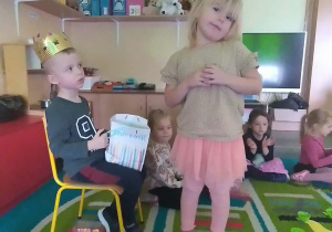 Dziecko składa życzenia jubilatowi.