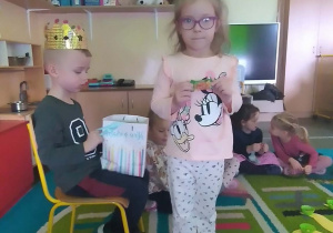 Dziecko składa życzenia jubilatowi.