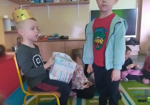 Dziecko składa życzenia jubilatowi.