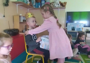 Dziecko składa życzenia jubilatowi.