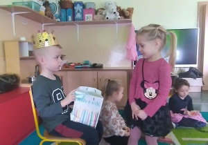 Dziecko składa życzenia jubilatowi.